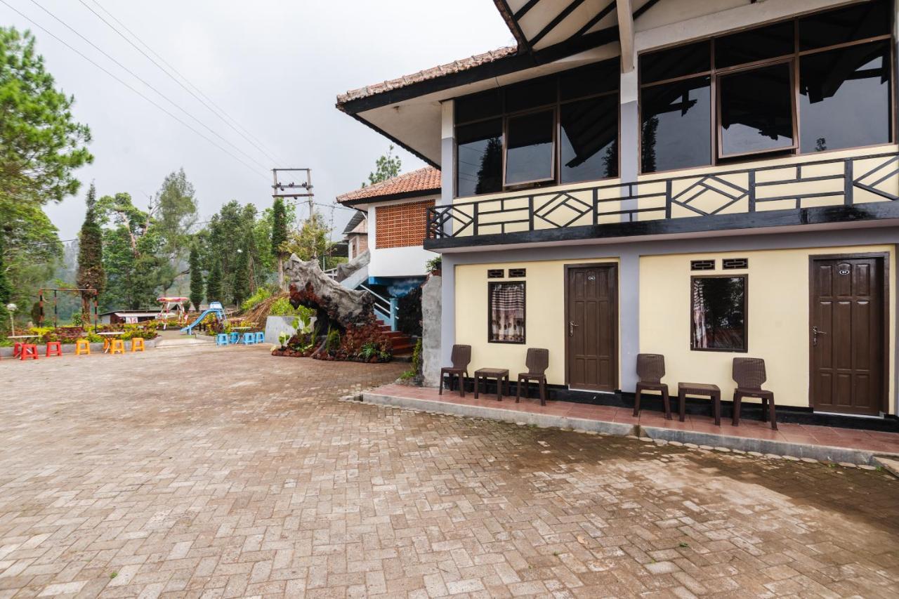 Oyo 1852 Intan Bromo Homestay Pasuruan Extérieur photo