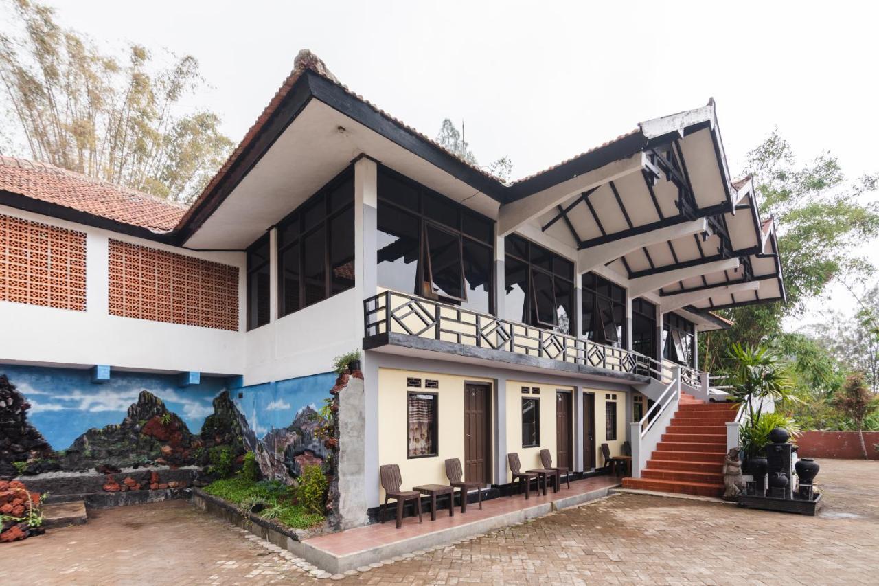 Oyo 1852 Intan Bromo Homestay Pasuruan Extérieur photo