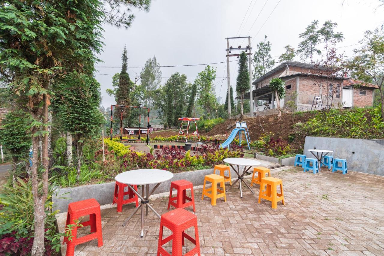 Oyo 1852 Intan Bromo Homestay Pasuruan Extérieur photo