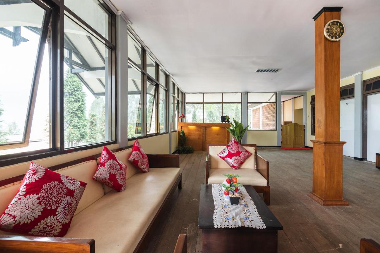 Oyo 1852 Intan Bromo Homestay Pasuruan Extérieur photo